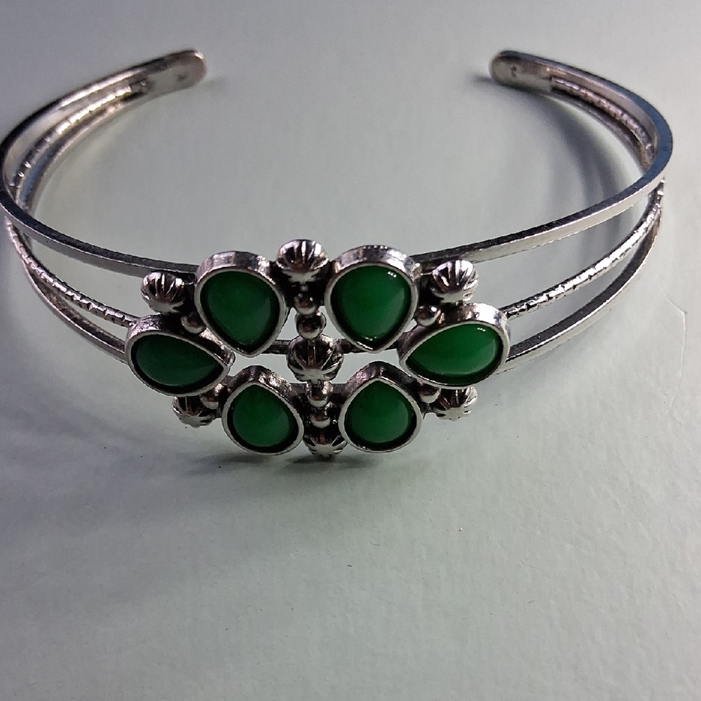 Elegant and Green Bracelet